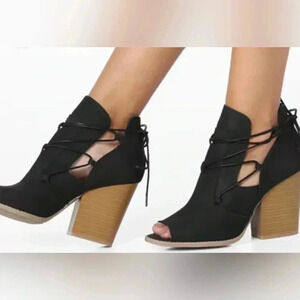 QUPID Peep-Toe Chunky Heeled Sandals Faux Suede 3.7 Inch Heel. Size 8.5 US EUC.